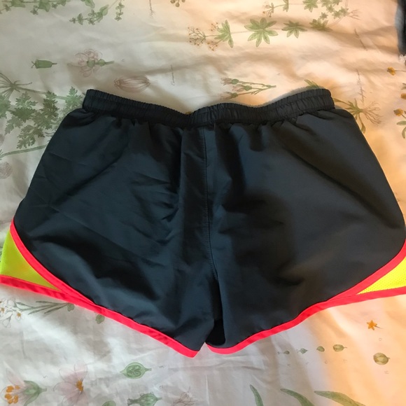 Athletic shorts - Picture 6 of 9